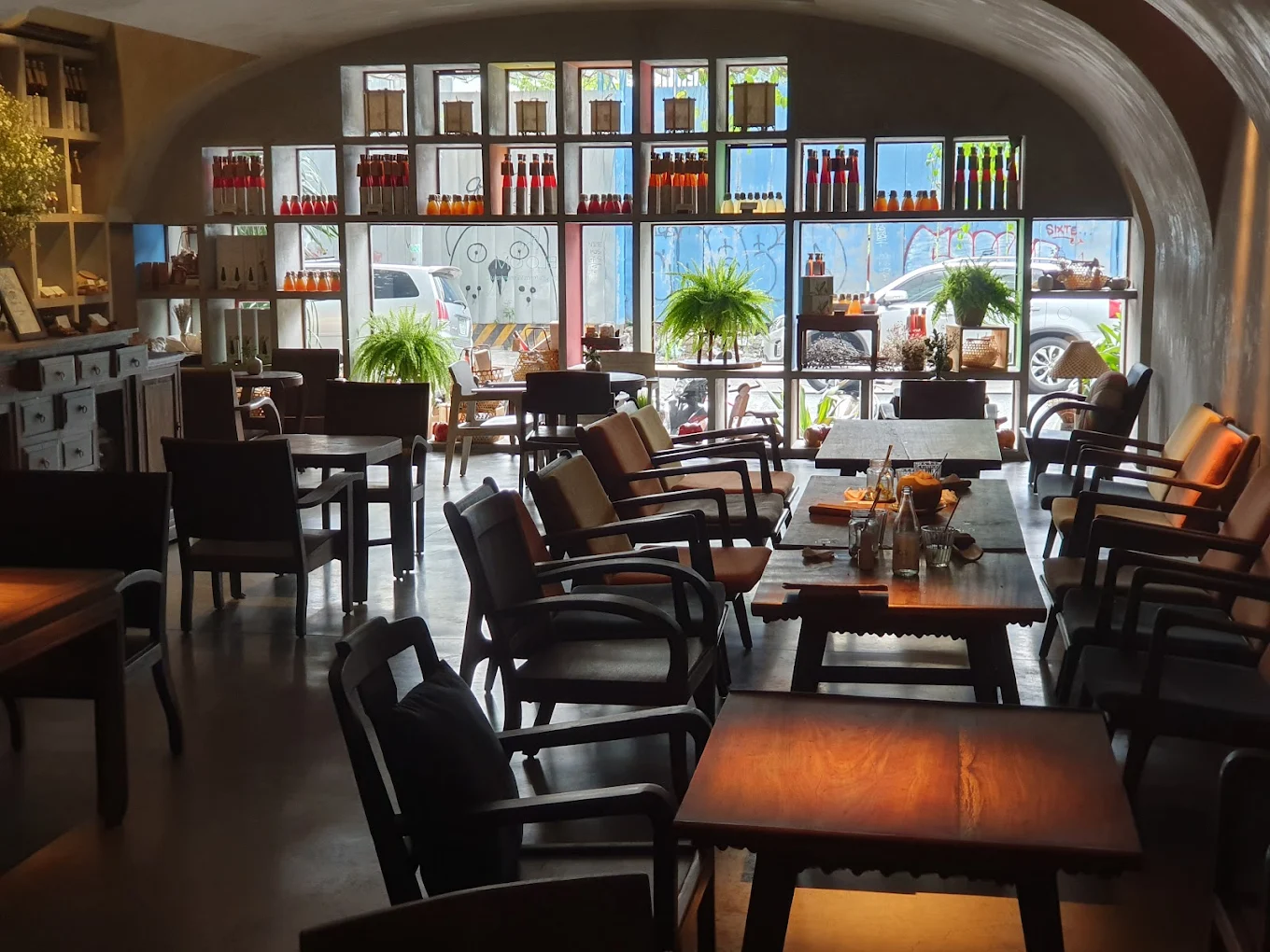 Hum Signature features a nature-inspired atmosphere with a lush garden and wooden interiors that offer a sense of peace and relaxation